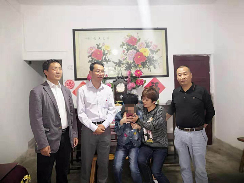 主題教育正當(dāng)時(shí) 志愿服務(wù)暖民心——區(qū)城建投公司黨支部開(kāi)展志愿服務(wù)、點(diǎn)亮“微心愿”黨日活動(dòng)
