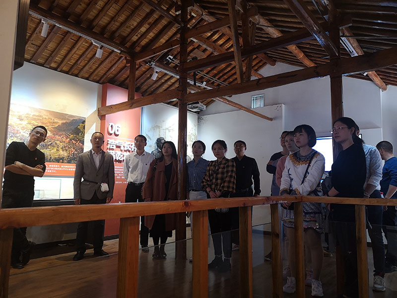 區(qū)城建投黨支部開展革命傳統(tǒng)教育“緬懷先烈、重溫誓詞”主題黨日活動